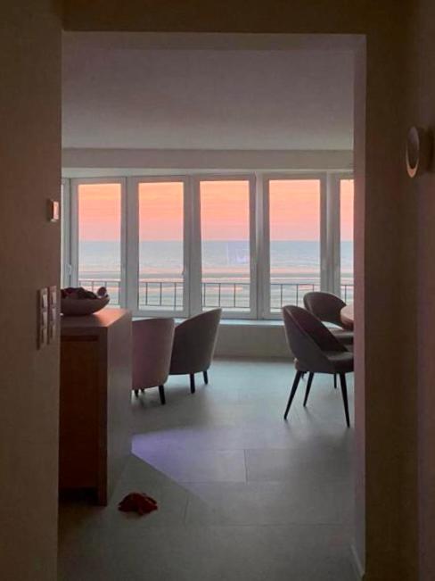 Zeedijk Oostduinkerke Frontaal Zeezicht - Volledig Gerenoveerd 2022! Apartment Bagian luar foto